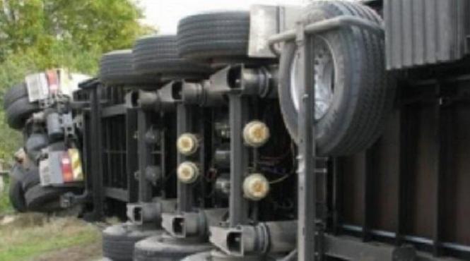 un tir s a rasturnat pe dn 1a la cheia traficul este ingreunat