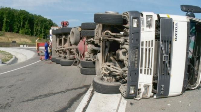 o autocisterna cu lichid inflamabil s a rasturnat la sinesti in afara soselei soferul este grav ranit