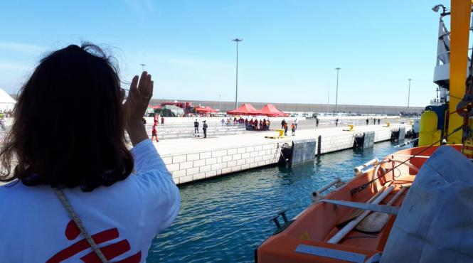 nava aquarius a ajuns in portul spaniol valencia cu o parte dintre cei 630 de migranti salvati