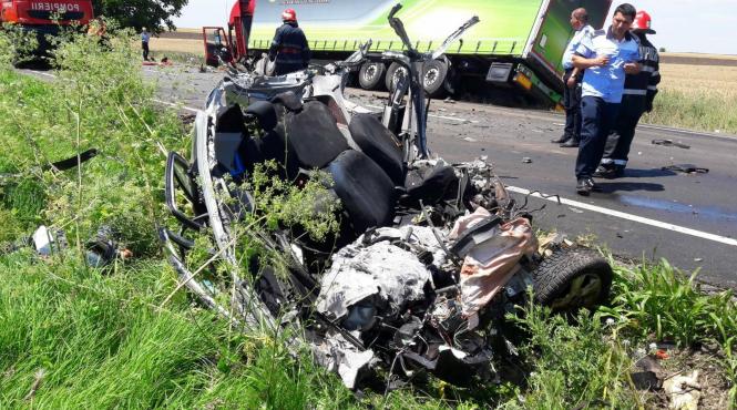 accident mortal pe dn38 intre un autoturism si un tir