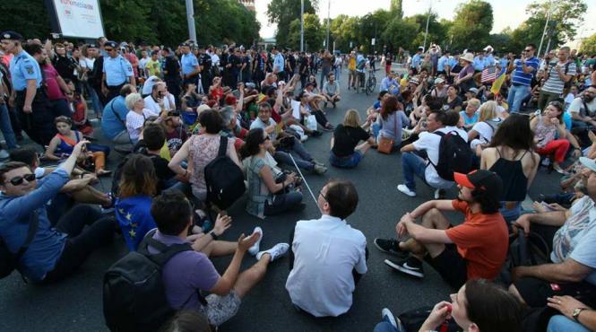 mii de oameni protesteaza in sibiu cluj napoca timisoara si iasi la bucuresti peste 4 000 de persoane in piata victoriei