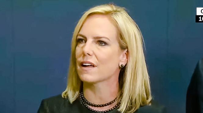 video inalt oficial american huiduit in timp ce lua masa la un restaurant mexican