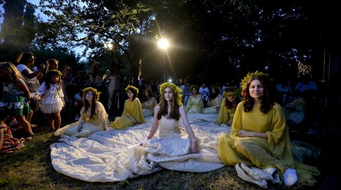 noaptea de sanziene sarbatorita in satul turistic sirnea din brasov