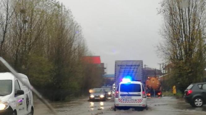 trafic dificil in mai multe sectoare ale capitalei din cauza acumularilor de apa in urma ploii
