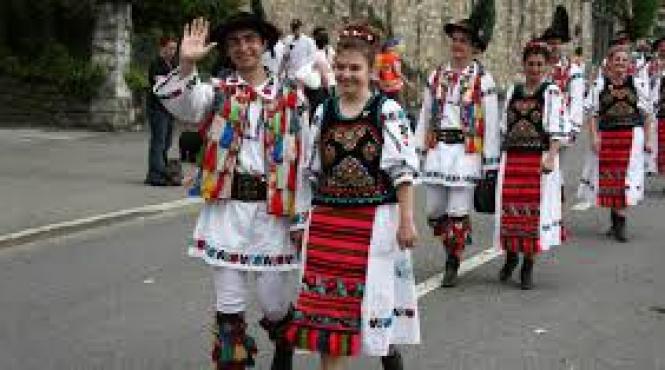 centenarulmariiuniri braila flashmob cu tineri imbracati in ii care vor imbina folclorul cu dansul modern