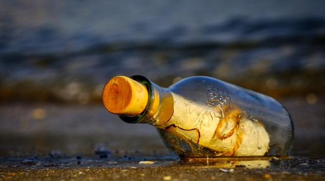 o sticla cu mesaj aruncata in mare in anglia a calatorit peste 4 500 de kilometri si a fost gasita in canada