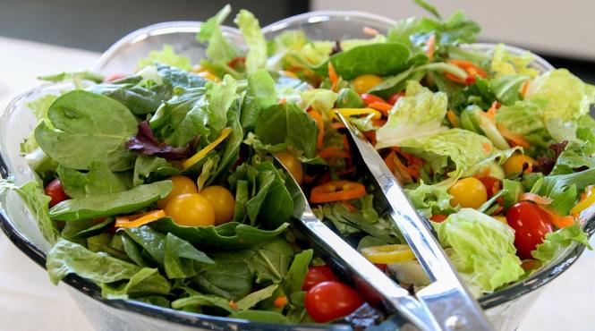 un copil din canada a sunat la politie dupa ce a fost obligat sa manance o salata