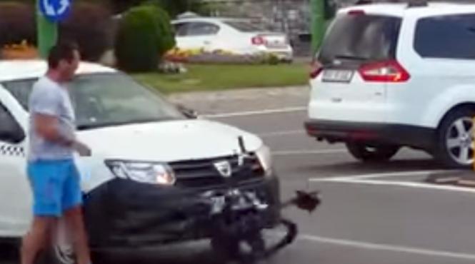 video incident socant intre un biciclist si un taximetrist investigat de politisti