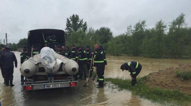 pompieri cu autospeciale mobilizati in sprijinul cetatenilor inundati din judetul alba