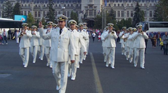 marinarii militari participa la festivitatile dedicate zilei drepelului national in garnizoanele navale