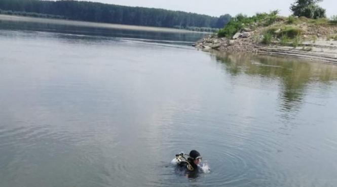 un barbat disparut in apele dunarii este cautat de scafandri ai isu