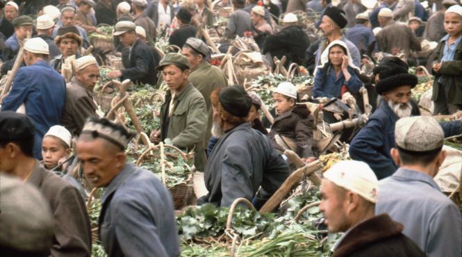 comunisti chinezi trimisi in casele uigurilor pentru educatie politica