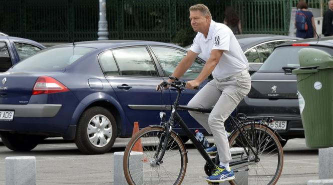 iohannis a dat drapelul pe bicicleta