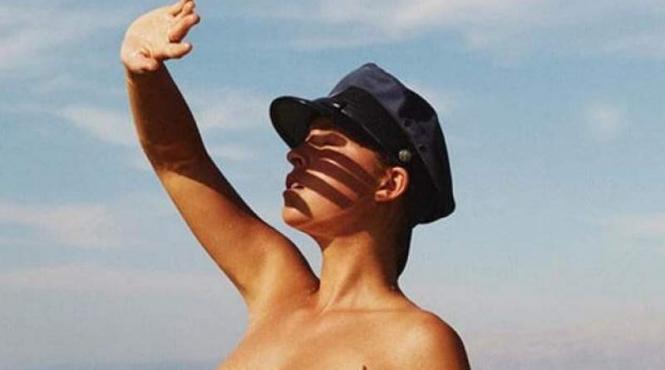 critici dure la adresa unei poze nud langa zidul plangerii