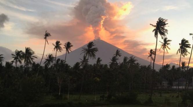 aeroportul din bali redeschis dupa eruptia vulcanului agung