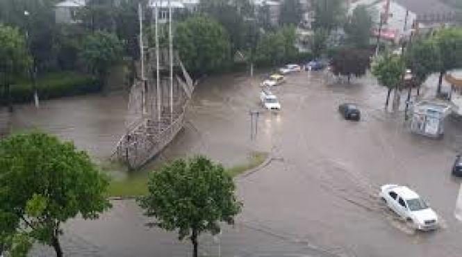 o ploaie torentiala a transformat in lacuri mai multe strazi din targu mures