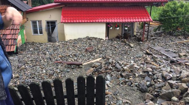 video inundatiile fac prapad in romania sute de localitati afectate sute de oameni evacuati zeci de drumuri si poduri distruse