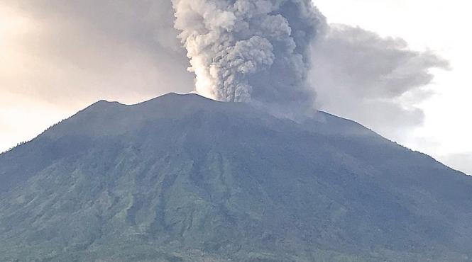 vulcanul agung din bali a expulzat o coloana de cenusa la 2 000 de metri inaltime