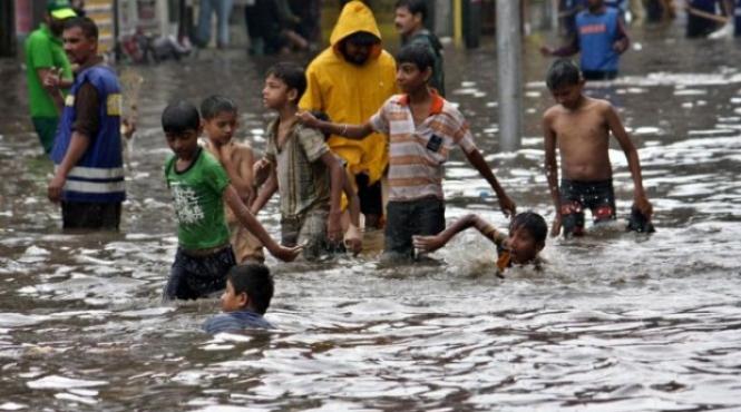 alerta in nepal 17 persoane au murit si alte trei sunt date disparute in urma inundatiilor si a alunecarilor de teren