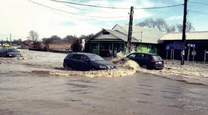 atentie soferi patru drumuri inchise circulatiei in urma inundatiilor din ultimele zile