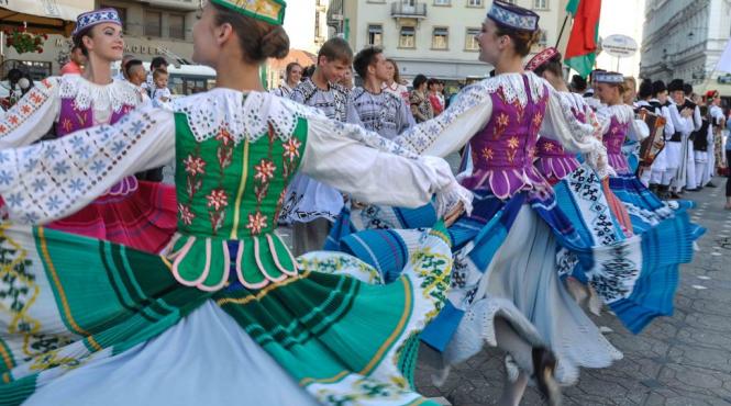 festivalul inimilor un regal folcloric cu artisti din intreaga lume in parcul rozelor