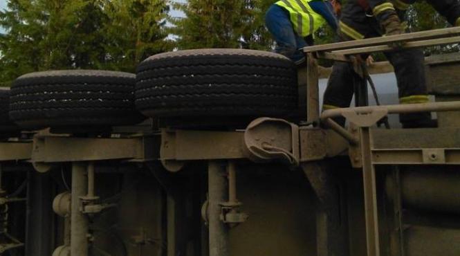 un tir a luat foc in pasul mestecanis dupa ce s a rasturnat pe dn 17