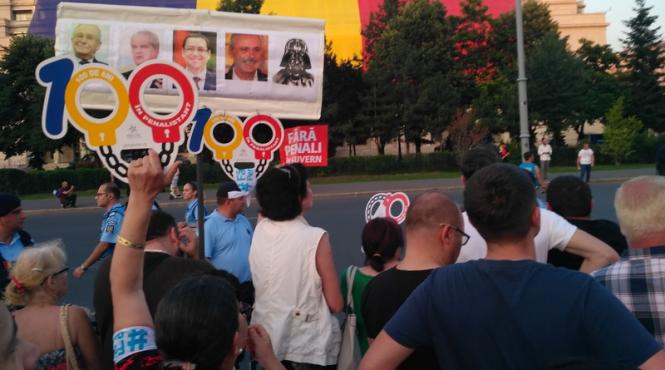 peste 2 000 de persoane protesteaza in piata victoriei impotriva modificarilor aduse codului penal