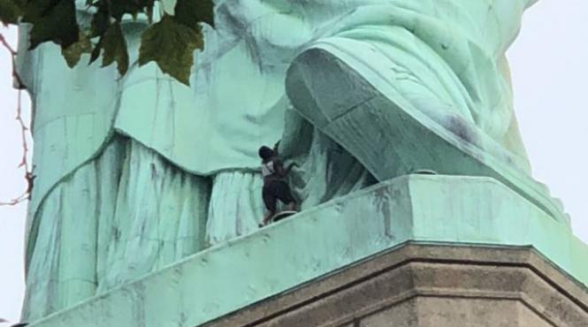 protest pe statuia libertatii impotriva politicilor de toleranta zero ale lui donald trump