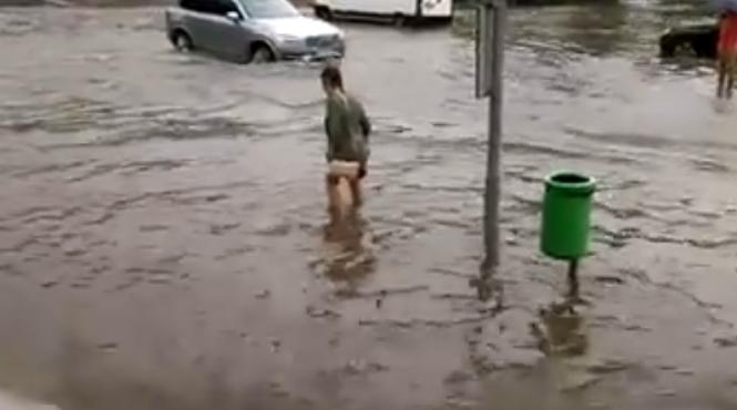 video slobozia a ajuns sub ape dupa o ploaie torentiala