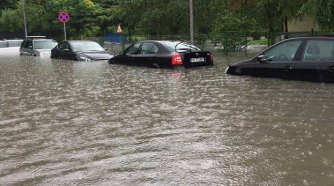 urmarile furtunii din bucuresti strazi inundate si copaci cazuti peste masini