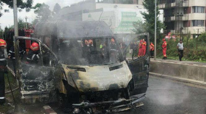 un microbuz a ars in totalitate pe soseaua pipera