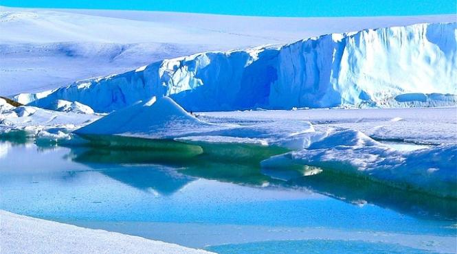 video impresionant un iceberg urias se desprinde de ghetar