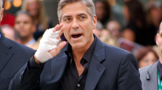 video accidentul in care a fost implicat george clooney surprins de o camera de supraveghere