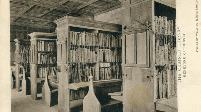 biblioteca unde cartile sunt prinse cu lanturi si lacate de rafturi