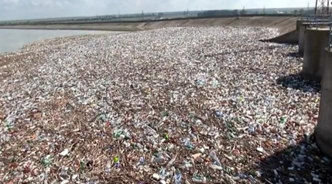 video dezastru rusinos pe olt tone de plastic sufoca raul