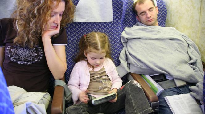 10 reguli de aur pentru parintii care calatoresc cu avionul impreuna cu copiii