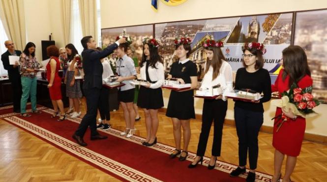 elevii care au obtinut media zece la bacalaureat si evaluarea nationala vor fi premiati de primariile sectoarelor 1 si 5