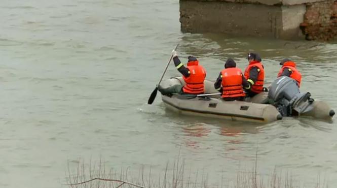 misiune dificia de salvare a unui copil cazut in raul olt