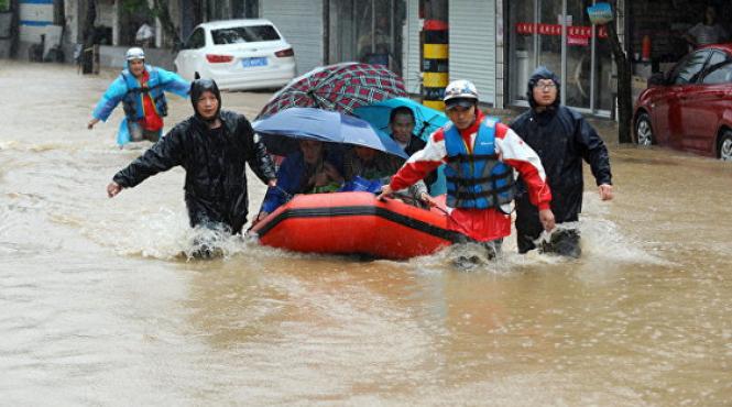 inundatiile fac ravagii in china mii de persoane au fost evacuate si numeroase drumuri au fost blocate