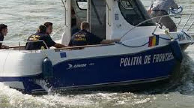 mai multi turisti romani au fost salvati de politistii de frontiera dupa ce s au rasturnat cu ambarcatiunea langa sulina