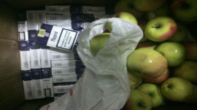 descoperire incredibila la iasi tigari ascunse in cutii cu mere gasite de politistii de frontiera in vama stanca