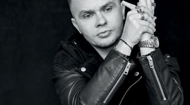 codin maticiuc cu cartile pe masa