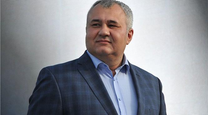 primarul din balti ajutat de translator pentru a se intelege cu ambasadorul japoniei care vorbeste perfect romana