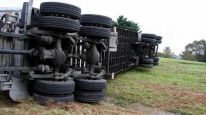 alerta la craiova o cisterna incarcata cu motorina s a rasturnat pe dj 561