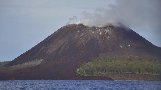 copilul vulcanului krakatau a erupt aruncand in aer cenusa si lava