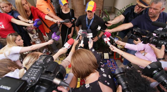 galerie foto protestul gimnastului marian dragulescu dupa ce a fost eliminat din lotul national