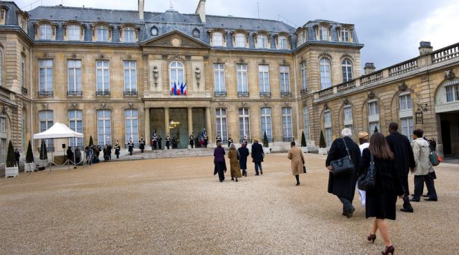 video ofiterul pe probleme de securitate al lui macron care a batut un protestatar va fi concediat