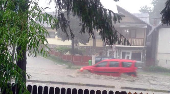 prahova lovita de ploi si viituri un pod a fost avariat