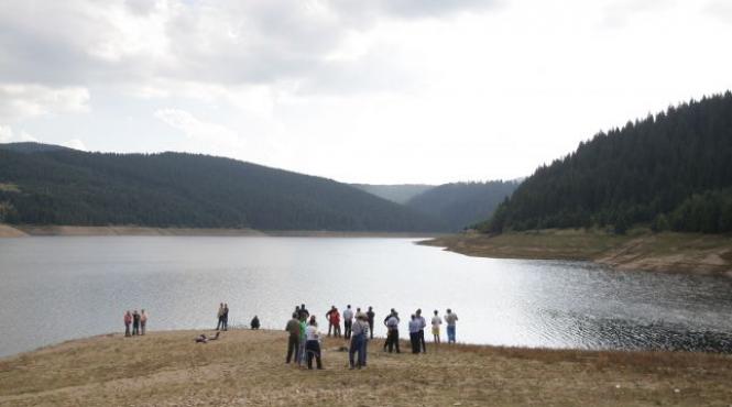 seful apia e cautat de scafandri in lacul belis au fost gasite mai multe sticle goale de alcool in barca din care ar fi cazut