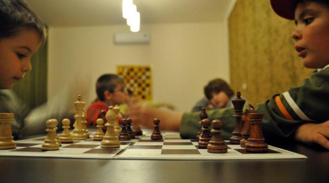 elevii scutiti la orele de educatie fizica si sport vor practica sahul